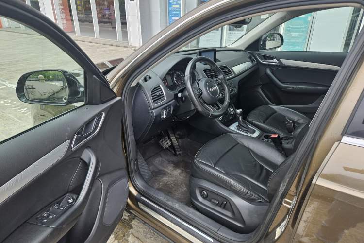Used Audi Q3 2015 35 TFSI quattro Millionth Anniversary Edition Interior 4