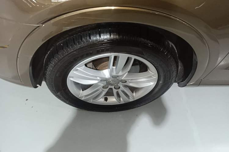 Used Audi Q3 2015 30 TFSI Comfort Model Left Front Wheel Hub