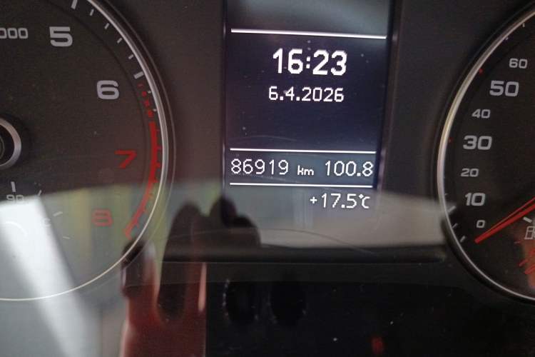 Used Audi Q3 2015 35 TFSI Comfort Model Odometer Close Up