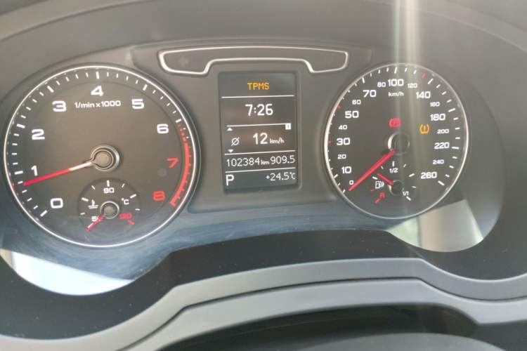 Used Audi Q3 2015 35 TFSI Comfort Model Odometer Close Up