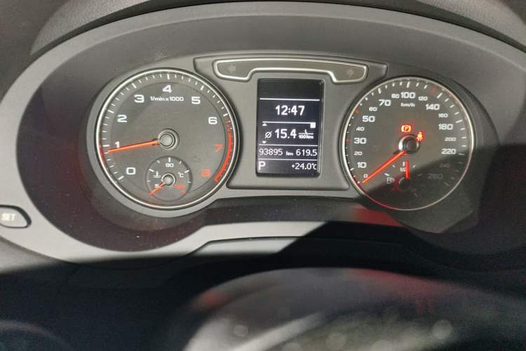 Used Audi Q3 2015 35 TFSI Ambition Edition Odometer Close Up