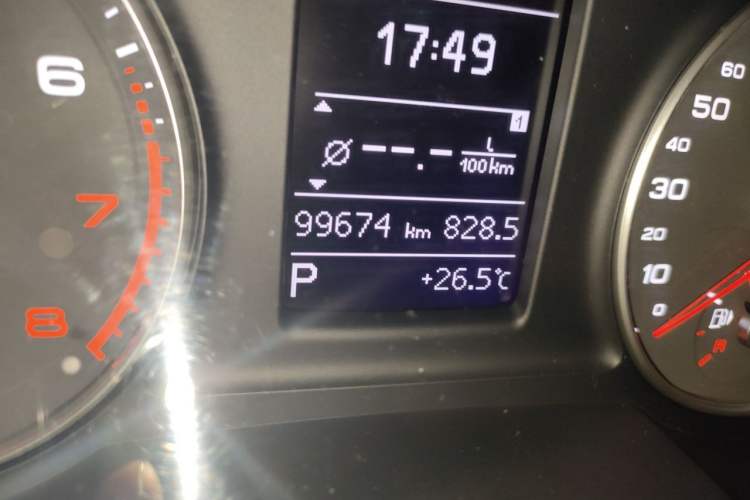Used Audi Q3 2015 35 TFSI Comfort Model Odometer Close Up