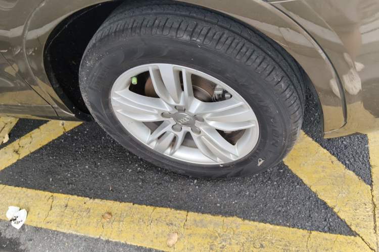 Used Audi Q3 2015 35 TFSI Comfort Model Right Front Wheel Hub