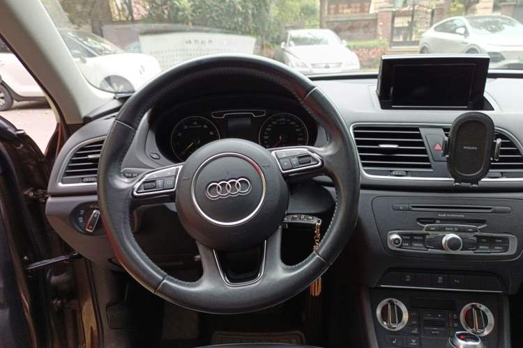 Used Audi Q3 2015 35 TFSI Comfort Model Steering Wheel