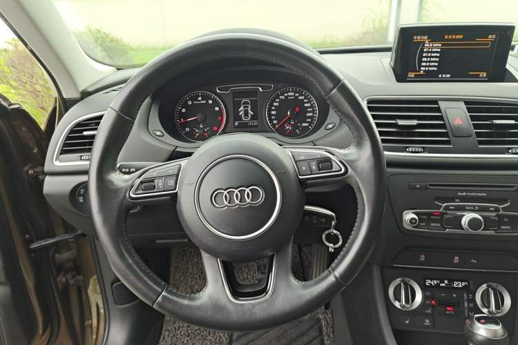 Used Audi Q3 2015 35 TFSI Comfort Model Steering Wheel