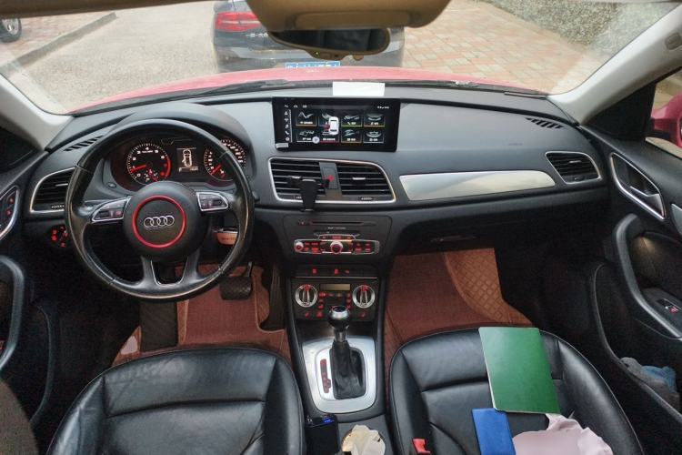 Used Audi Q3 2015 35 TFSI Comfort Model Center Console