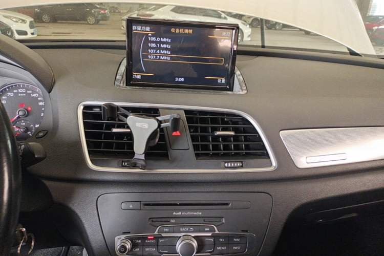 Used Audi Q3 2015 35 TFSI quattro Technology Edition Audio And AC Panel