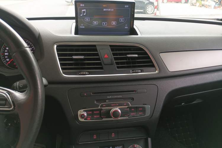 Used Audi Q3 2015 30 TFSI Ambition Edition Audio And AC Panel