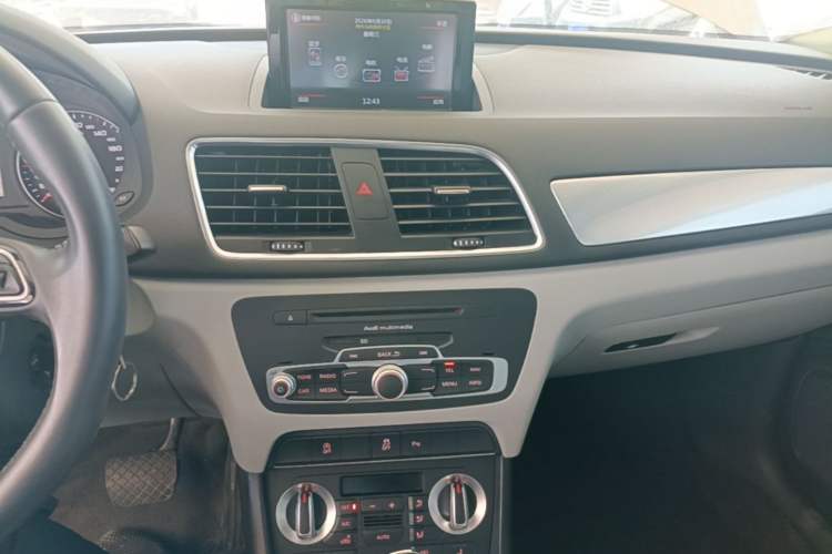 Used Audi Q3 2015 35 TFSI Comfort Model Audio And AC Panel