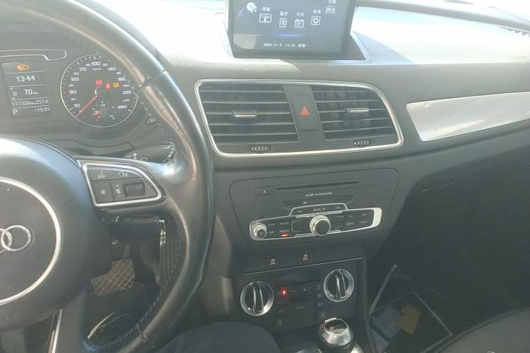 Used Audi Q3 2015 30 TFSI Comfort Model Audio And AC Panel