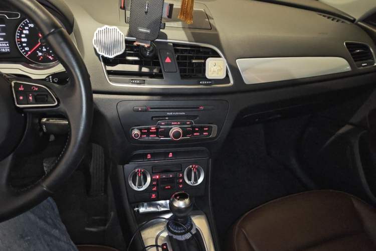 Used Audi Q3 2015 30 TFSI Comfort Model Audio And AC Panel