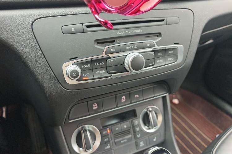 Used Audi Q3 2015 35 TFSI Ambition Edition Audio And AC Panel
