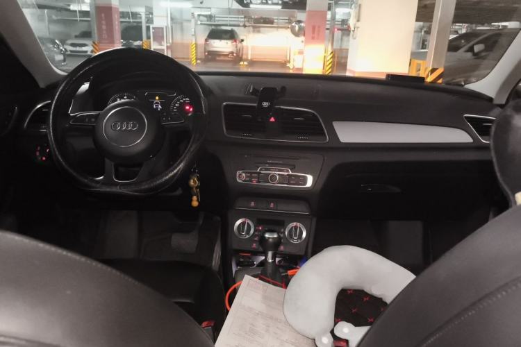 Used Audi Q3 2015 30 TFSI Comfort Model Center Console