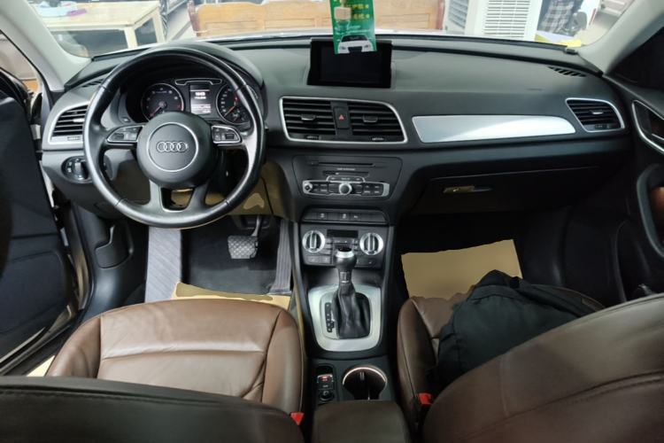 Used Audi Q3 2015 35 TFSI Comfort Model Center Console