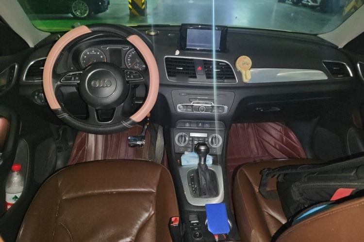 Used Audi Q3 2015 35 TFSI Comfort Model Center Console