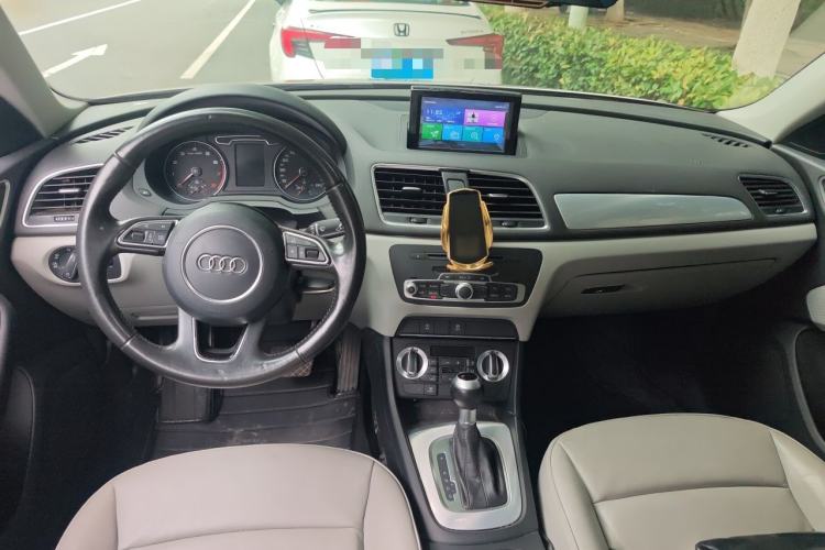 Used Audi Q3 2015 30 TFSI Comfort Model Center Console