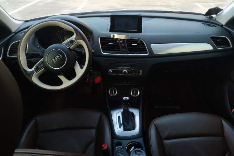 Used Audi Q3 2015 35 TFSI Comfort Model Center Console