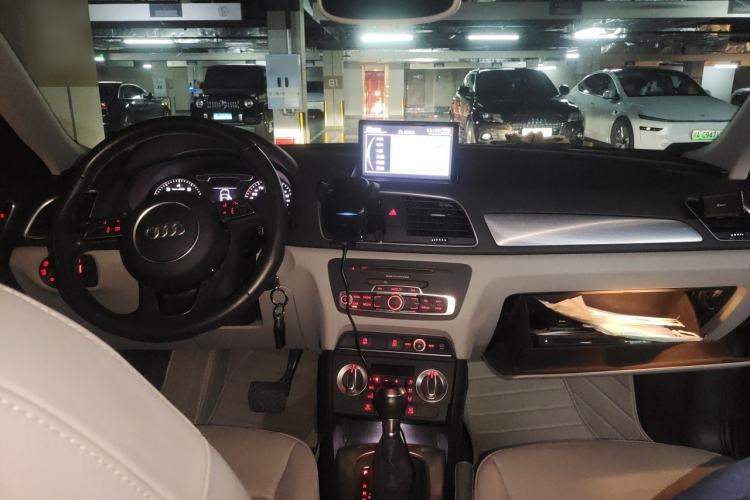 Used Audi Q3 2015 30 TFSI Comfort Model Center Console