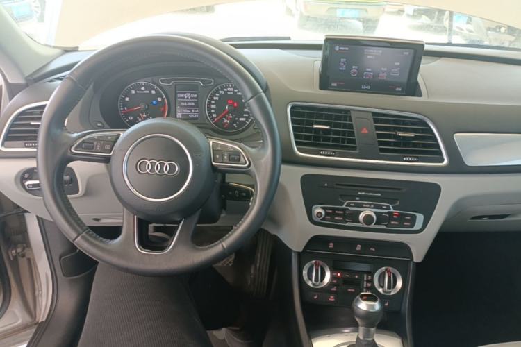 Used Audi Q3 2015 35 TFSI Comfort Model Center Console