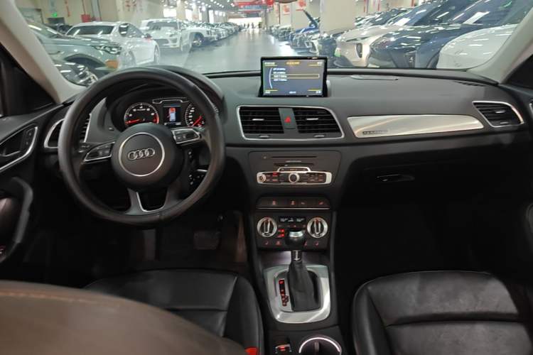 Used Audi Q3 2015 35 TFSI quattro Technology Edition Center Console