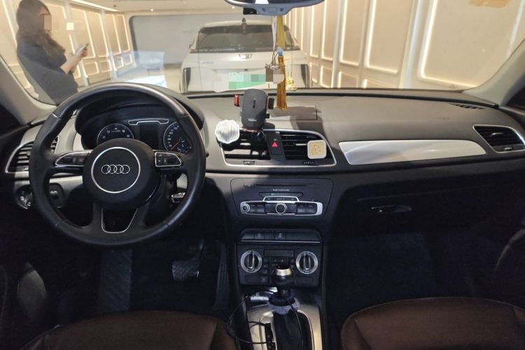Used Audi Q3 2015 30 TFSI Comfort Model Center Console