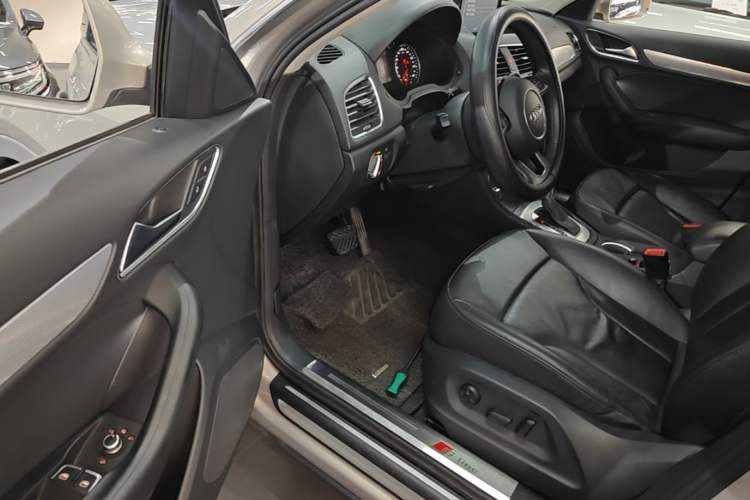Used Audi Q3 2015 35 TFSI quattro Technology Edition Driver Seat