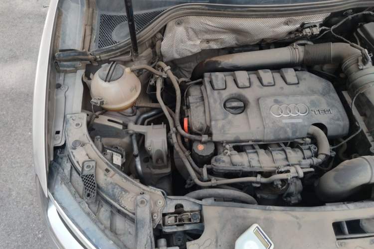 Used Audi Q3 2015 35 TFSI Comfort Model Engine Bay Right