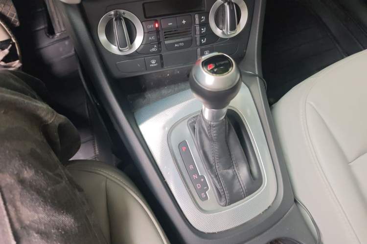Used Audi Q3 2015 30 TFSI Comfort Model Gear Lever
