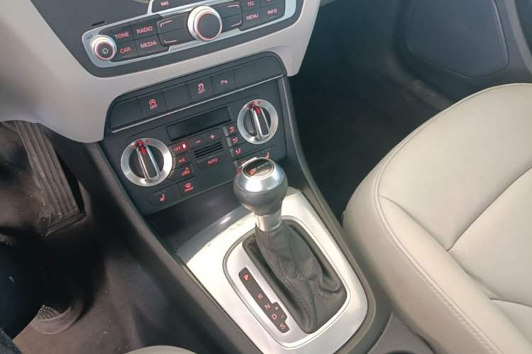 Used Audi Q3 2015 35 TFSI Comfort Model Gear Lever
