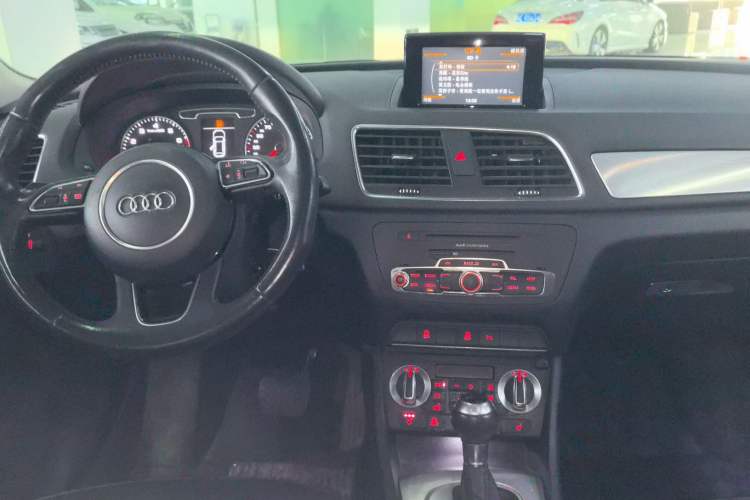 Used Audi Q3 2015 35 TFSI Comfort Model Interior 2