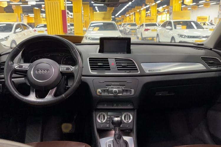Used Audi Q3 2015 35 TFSI quattro Technology Edition Interior 3