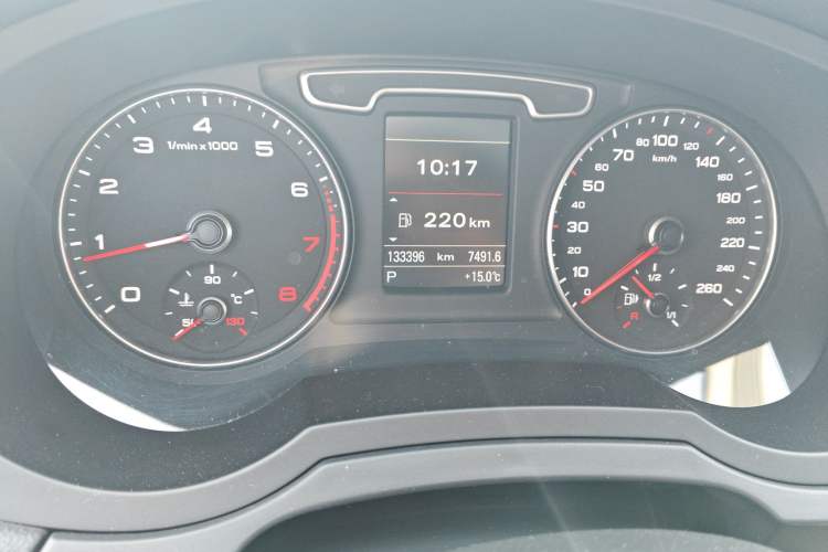 Used Audi Q3 2015 35 TFSI quattro Technology Edition Odometer Close Up