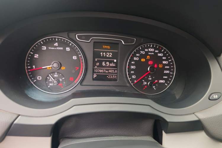 Used Audi Q3 2015 30 TFSI Comfort Model Odometer Close Up