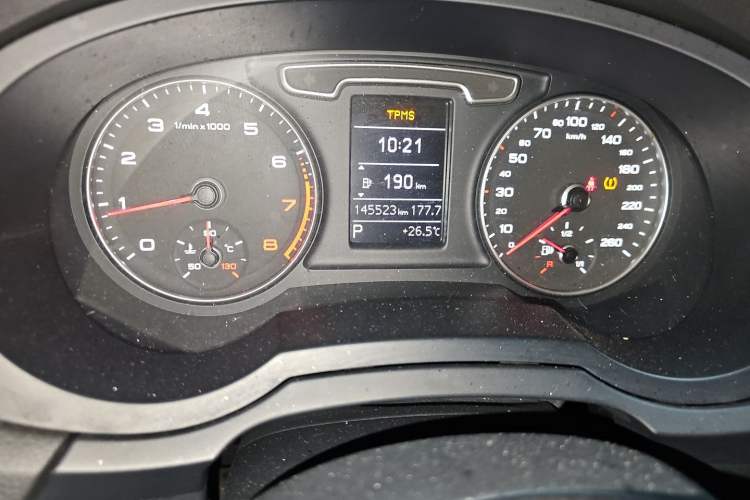 Used Audi Q3 2015 35 TFSI quattro Comfort model Odometer Close Up
