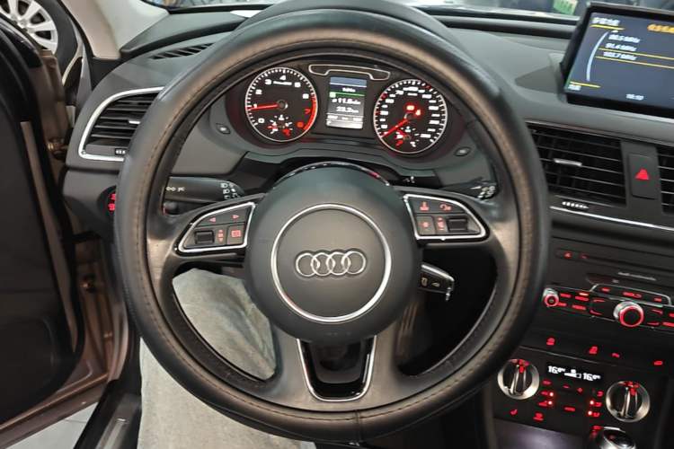 Used Audi Q3 2015 35 TFSI quattro Technology Edition Steering Wheel