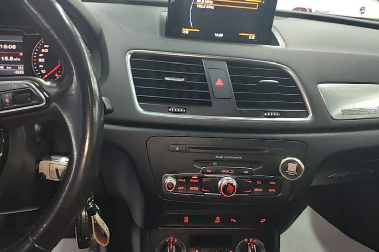 Used Audi Q3 2015 35 TFSI quattro Technology Edition Audio And AC Panel