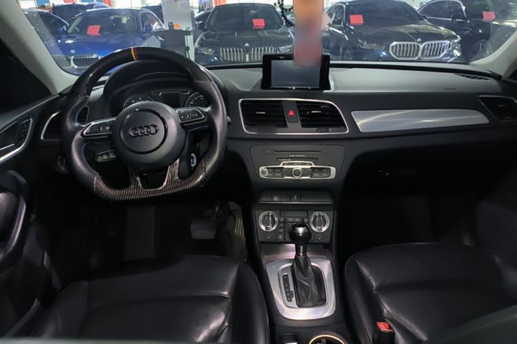 Used Audi Q3 2015 35 TFSI Comfort Model Center Console