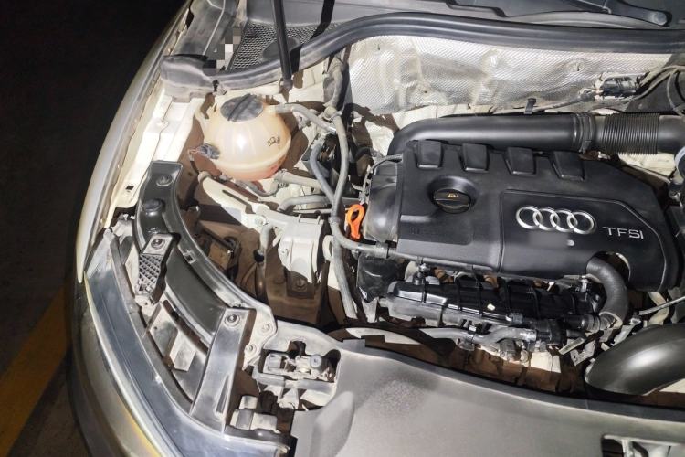 Used Audi Q3 2015 35 TFSI Comfort Model Engine Bay Right