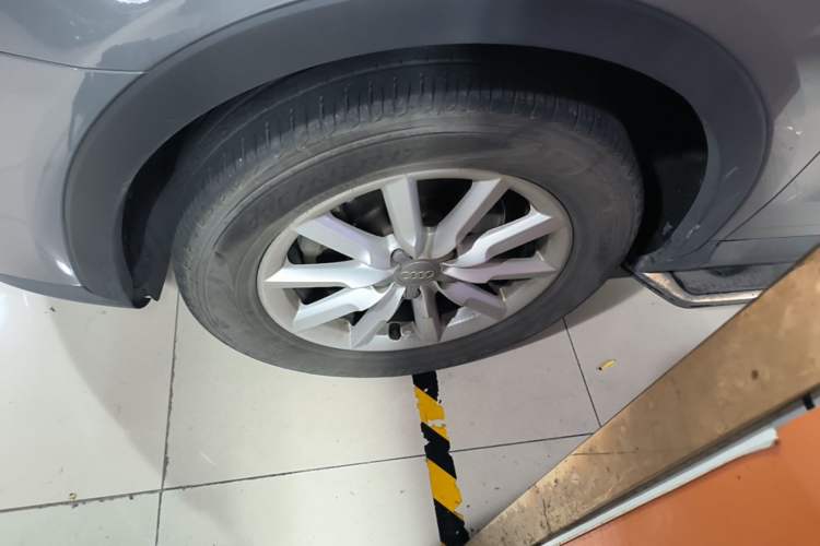 Used Audi Q3 2015 35 TFSI Comfort Model Left Front Wheel Hub