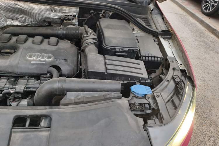 Used Audi Q3 2015 35 TFSI Comfort Model Engine Bay Left