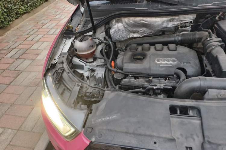 Used Audi Q3 2015 35 TFSI Comfort Model Engine Bay Right