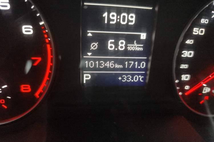 Used Audi Q3 2015 35 TFSI Comfort Model Odometer Close Up