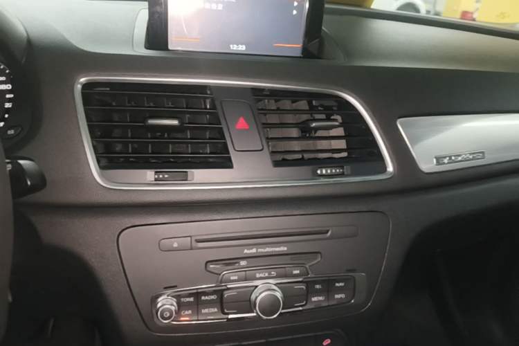 Used Audi Q3 2015 35 TFSI quattro Technology Edition Audio And AC Panel