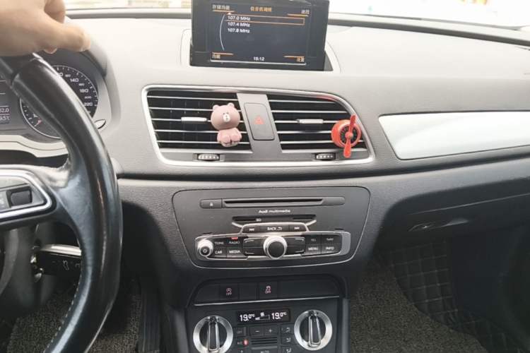 Used Audi Q3 2015 30 TFSI Comfort Model Audio And AC Panel