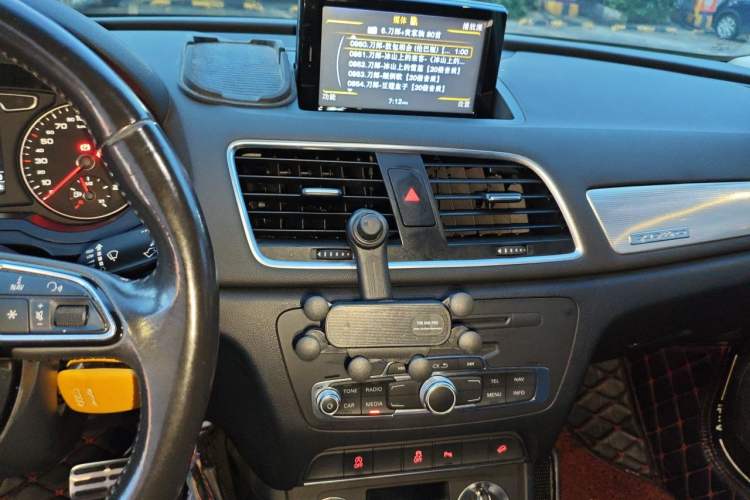 Used Audi Q3 2015 35 TFSI quattro Technology Edition Audio And AC Panel
