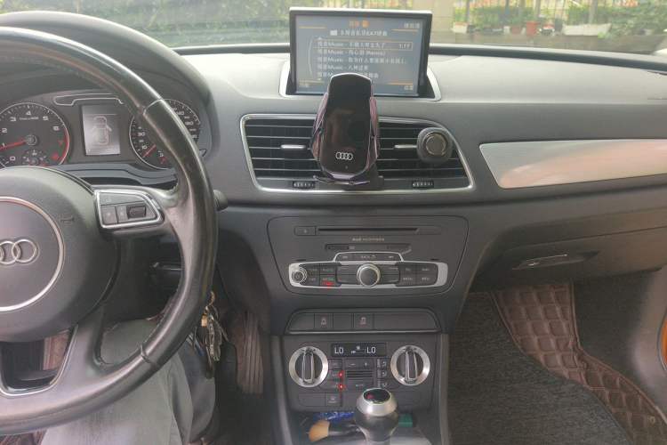 Used Audi Q3 2015 30 TFSI Comfort Model Audio And AC Panel