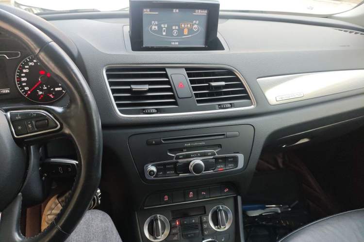 Used Audi Q3 2015 35 TFSI quattro Technology Edition Audio And AC Panel