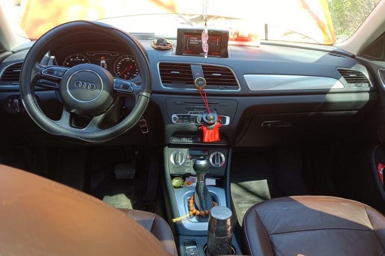 Used Audi Q3 2015 30 TFSI Comfort Model Center Console