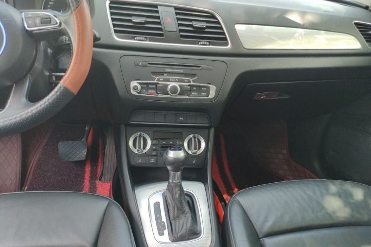 Used Audi Q3 2015 35 TFSI Comfort Model Center Console