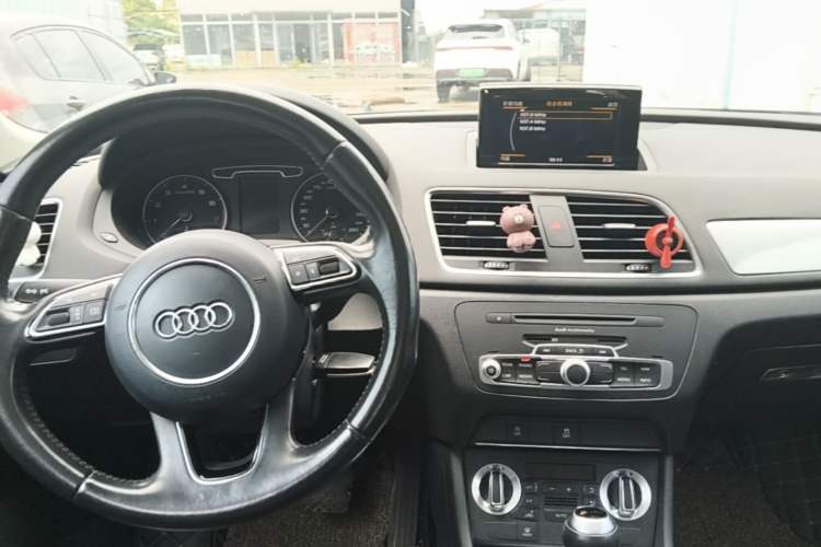 Used Audi Q3 2015 30 TFSI Comfort Model Center Console